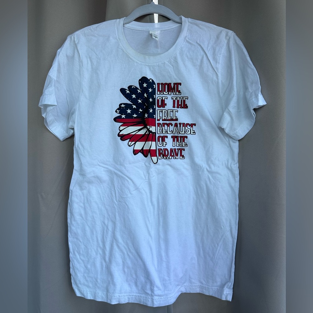 Gildan White Patriotic T-Shirt with Blue and Red Design sz m